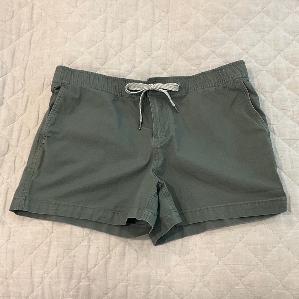 Vuori Women's Green ripstop large Shorts excellent condition